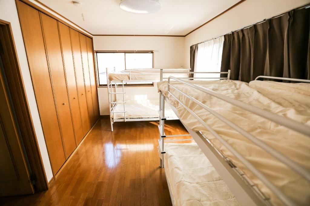东京J旅舍的客房设有两张双层床和衣柜。