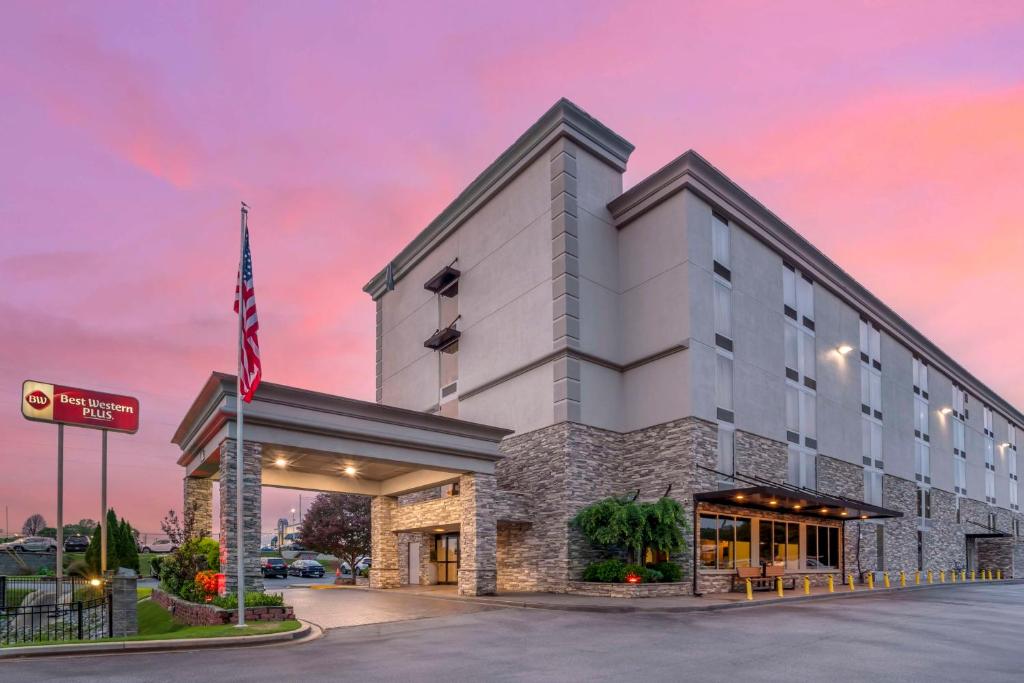 格林维尔Best Western Plus Greenville I-385 Inn & Suites的酒店前面的 ⁇ 染