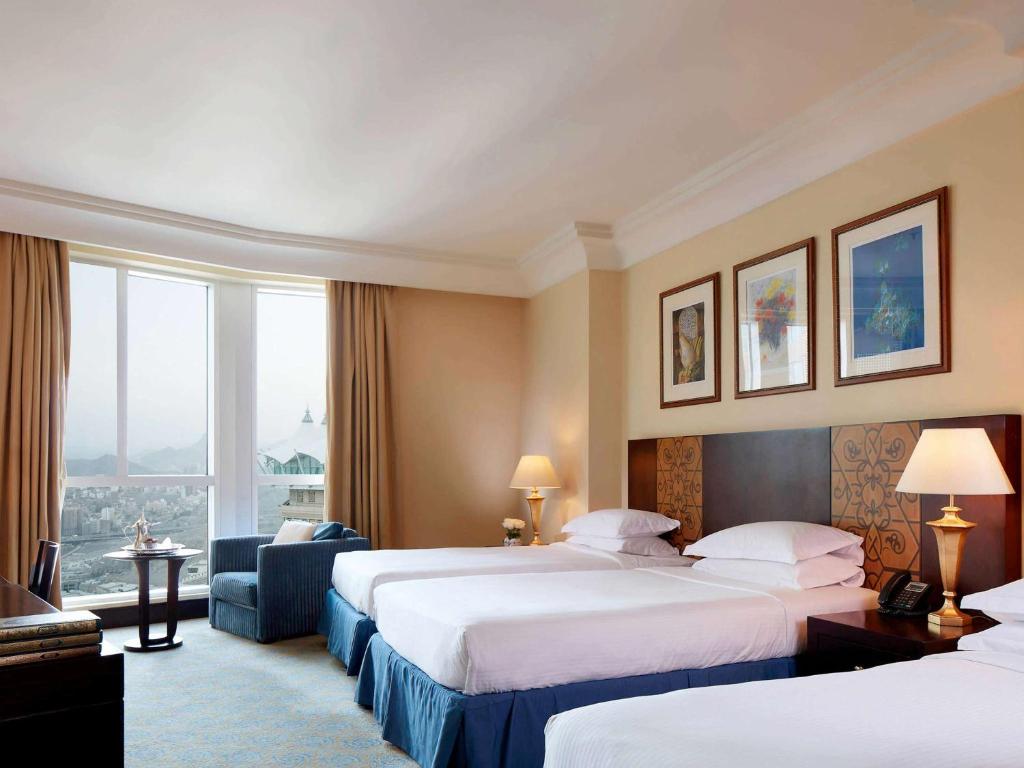 麦加普尔曼赞姆赞姆麦加酒店的酒店客房设有两张床和窗户。