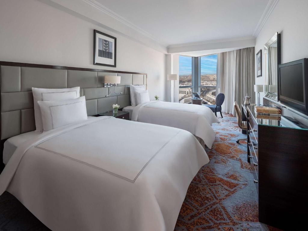 麦加麦加瑞士酒店的酒店客房设有两张床和电视。