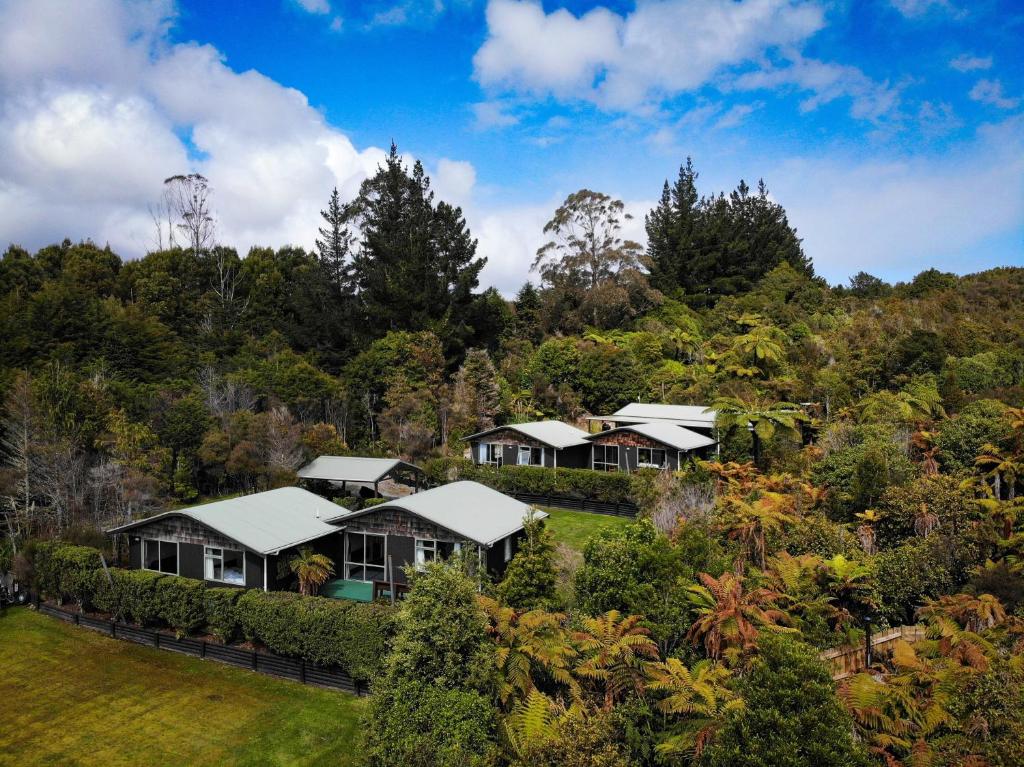 格雷默斯Goldfield Suites的树木茂密的山丘上房屋的空中景观