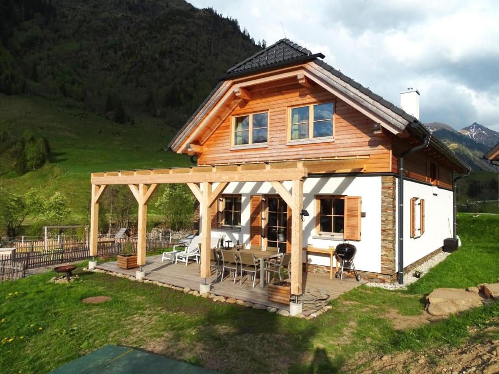 多内尔斯巴赫瓦尔德Chalet Amsel的小木屋设有甲板和房屋