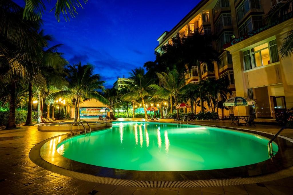 格卢市社楚罗西贡吉姆林度假酒店的夜间在度假村的游泳池