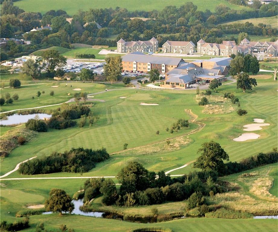 史云顿The Wiltshire Hotel, Golf and Leisure Resort的高尔夫球场空中景观