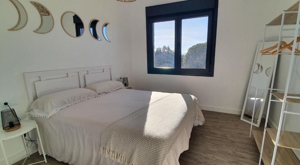 坎加斯德穆拉索Apartamento A Cachola的卧室配有白色的床和窗户。