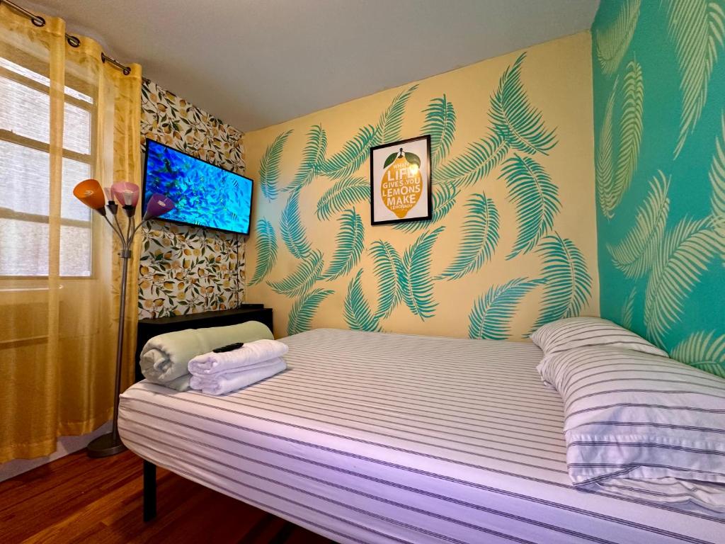 纽约Lemon private room with shared bathroom的一间卧室配有一张大床和紫色床垫罩