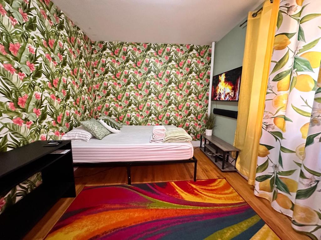 纽约queen size room with shared bathroom的一间卧室配有一张带花卉壁纸的床