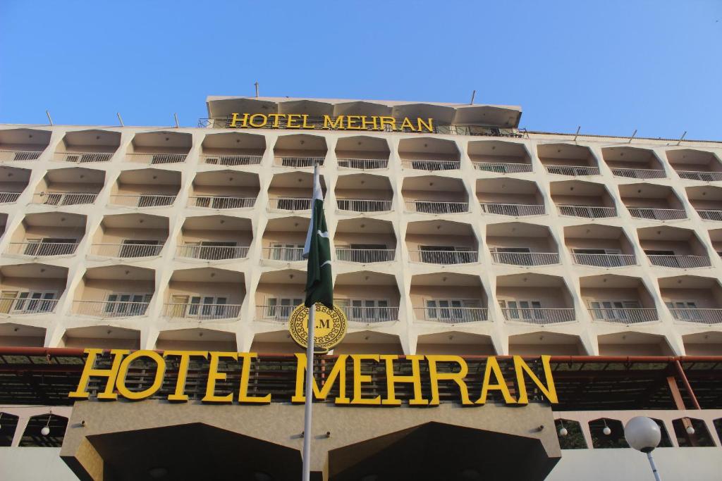 卡拉奇Mehran Hotel Karachi的带有读酒店榴莲标志的酒店