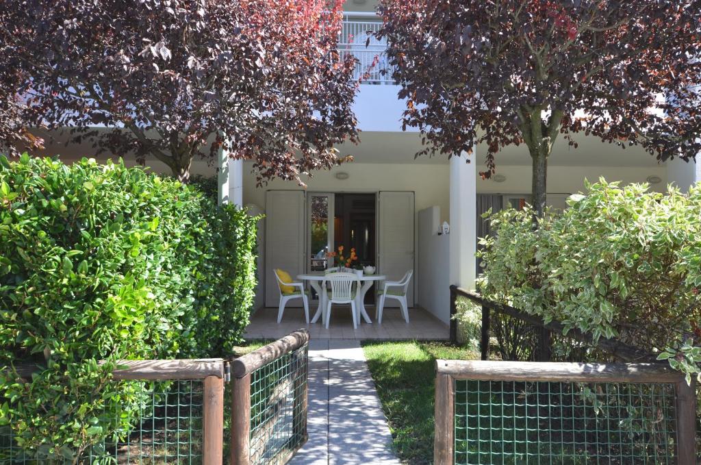 比比翁Residenza Le Acacie的院子里带桌椅的房子