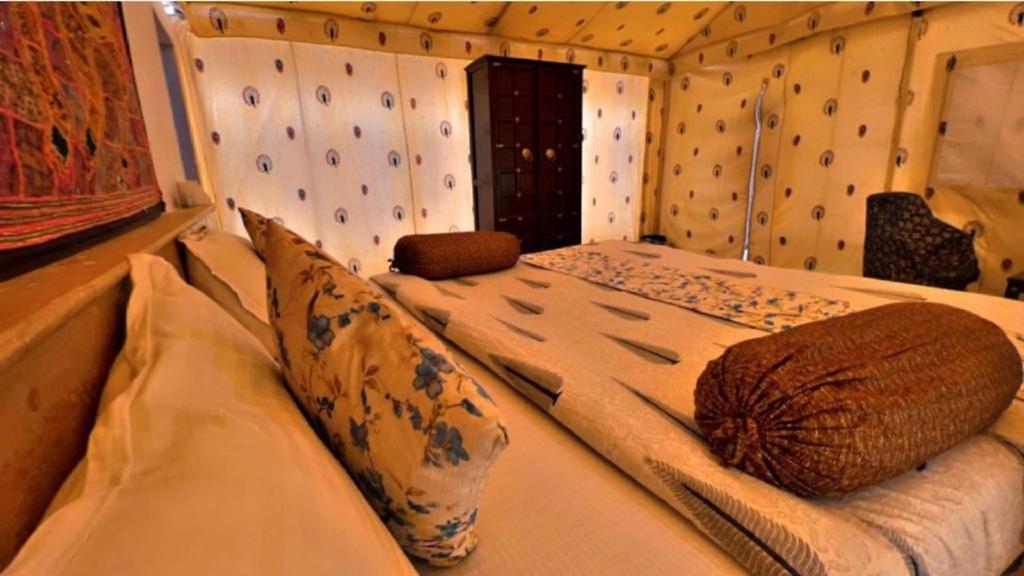 斋沙默尔Rumis Desert Camp的卧室配有一张床