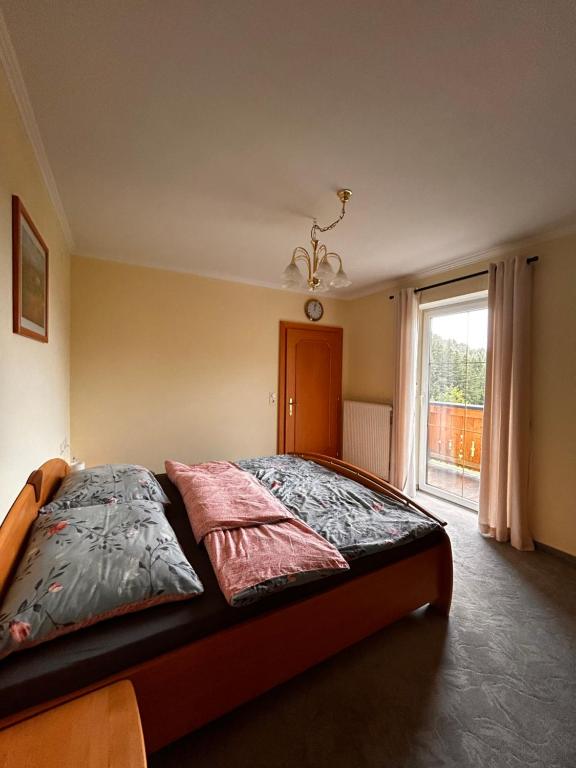 阿布特瑙Lederhof的一间卧室设有一张大床和窗户