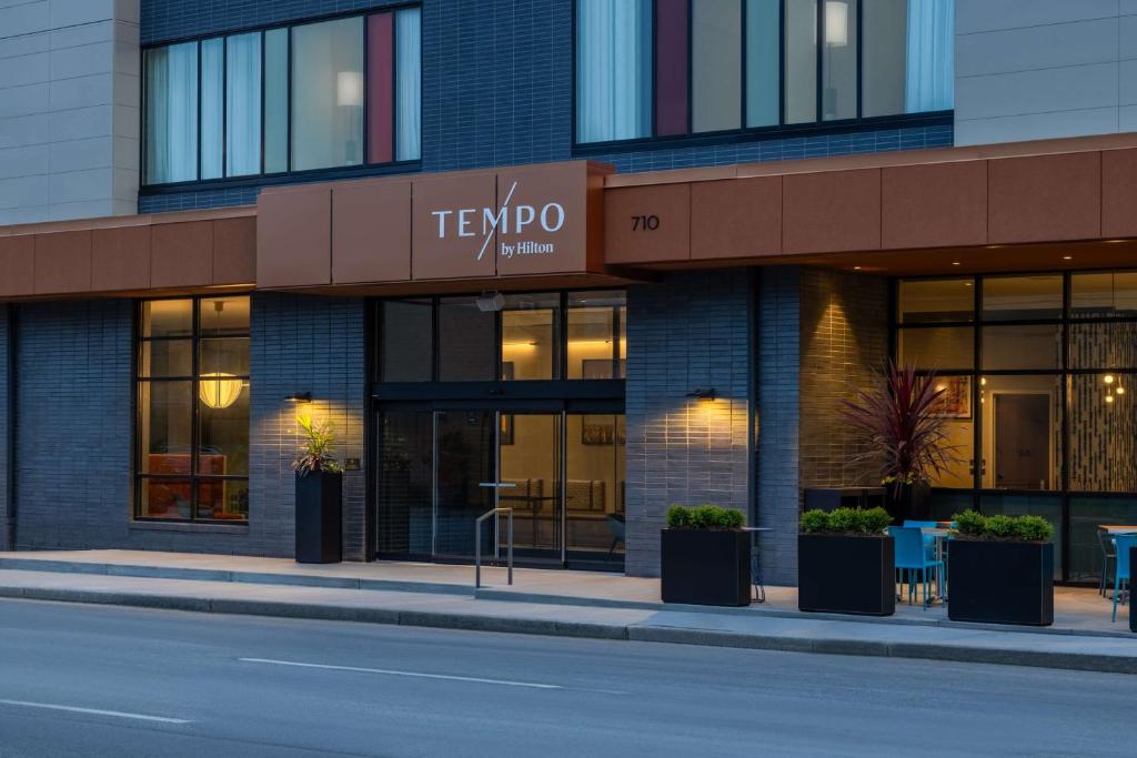 路易斯威尔Tempo By Hilton Louisville Downtown Nulu的楼边的泰德罗商店