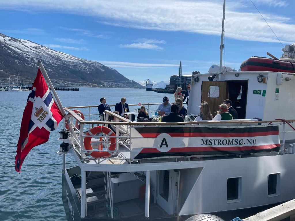 特罗姆瑟Fjordbooking的一群人乘着船上的船
