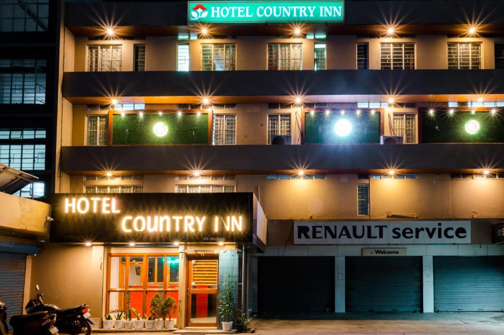 迪马普尔HOTEL COUNTRY INN的夜晚的酒店,前面有灯