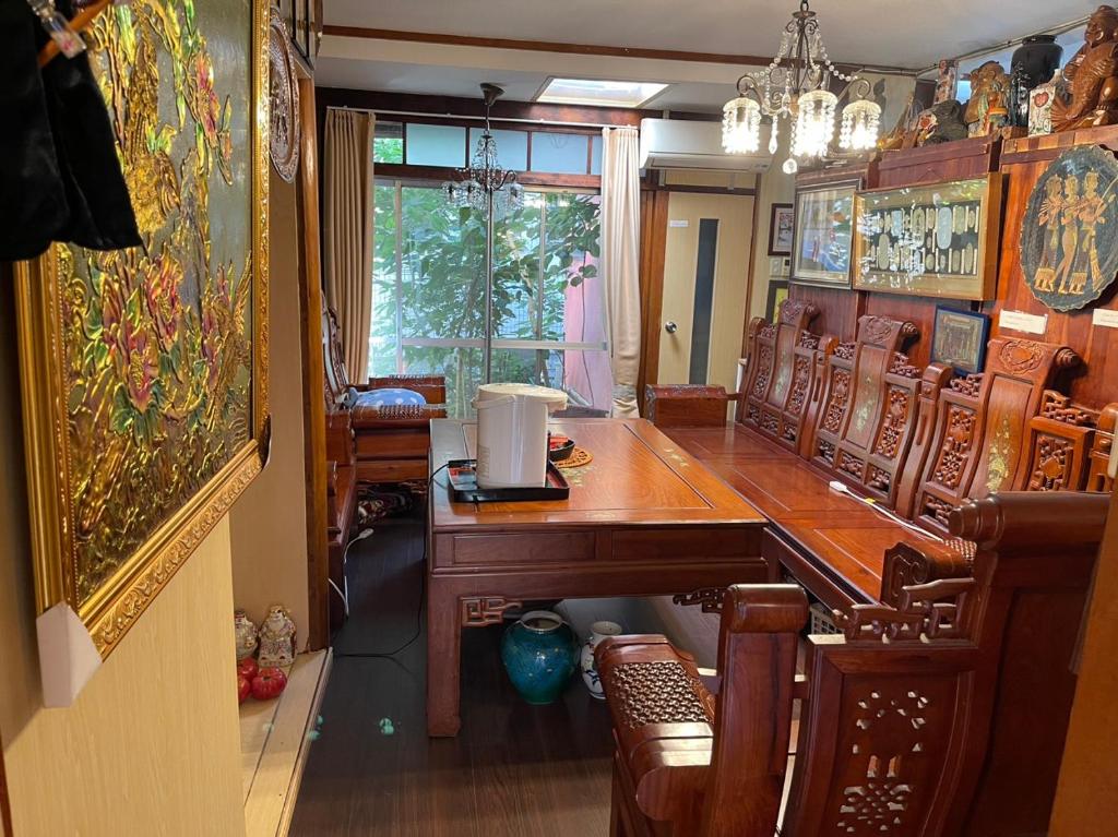 丰中AnNam Stay TOYONAKA的一间带木桌和椅子的用餐室