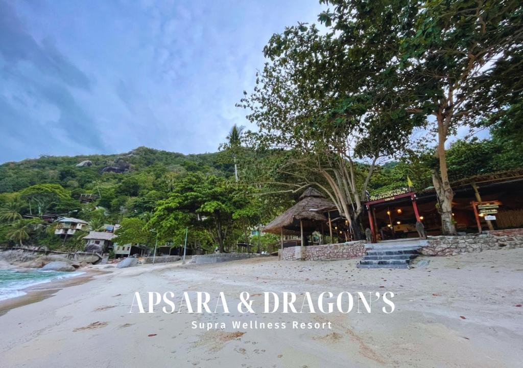 班泰Apsara & Dragon’s Supra Wellness Resort的享有海滩和度假村的景色