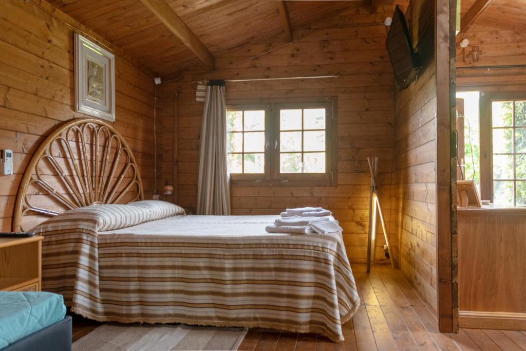 圣费利切-奇尔切奥I Lecci Guesthouse的小木屋内一间卧室,配有一张床