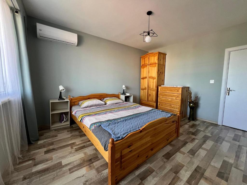 特尔戈维什特Тристаен апартамент Park View的一间卧室配有木床和木制梳妆台