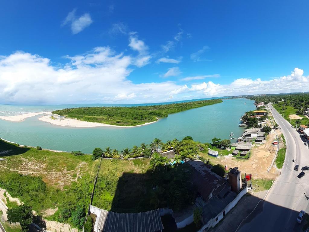 累西腓BUGAN PAIVA RECIFE的享有河流和海滩的空中景致