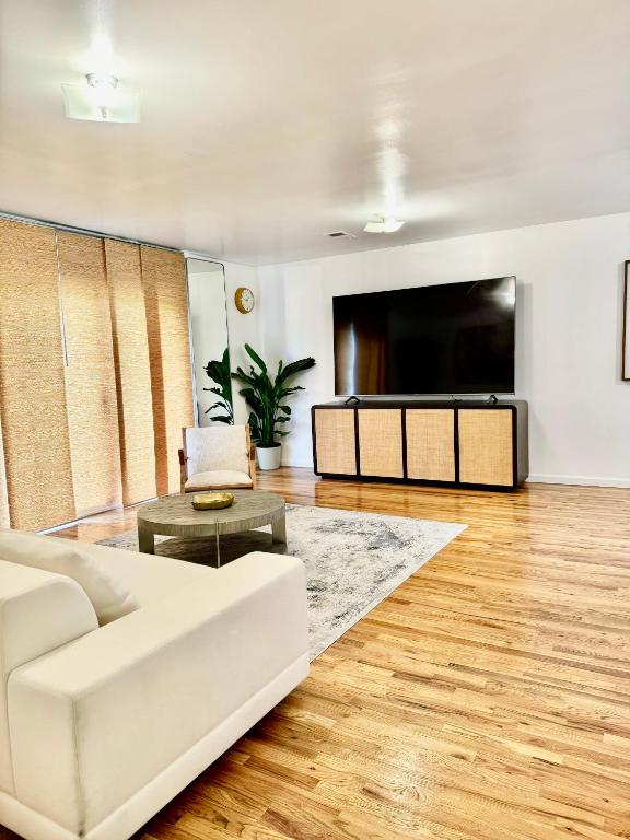 纽瓦克Stylish Evergreen Apartment By Newark Airport的客厅配有白色沙发和平面电视。