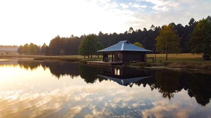 霍维克eKuthuleni - Wooden Cabin over the lake的湖畔凉亭