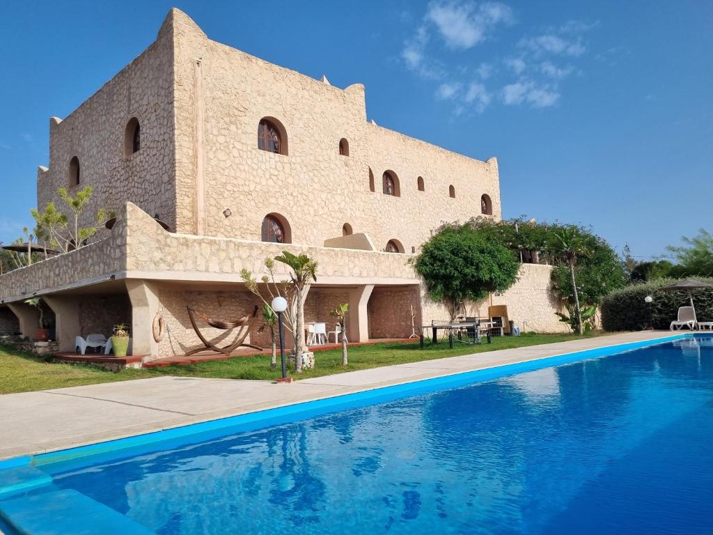 索维拉达尔埃萨达旅馆的一座大型建筑,前面设有一个游泳池