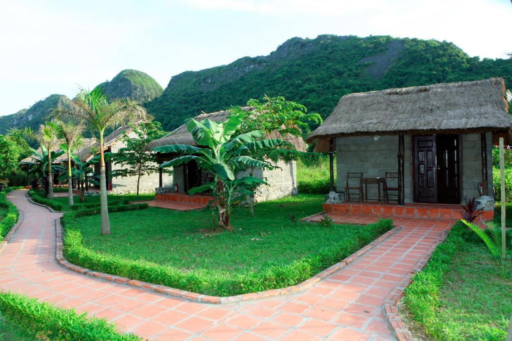 吉婆岛自然细语洋房及度假酒店的草屋顶和砖砌走道的小房子