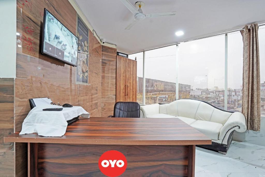 加济阿巴德OYO Flagship Hotel Jojo In的客厅配有桌子和电视