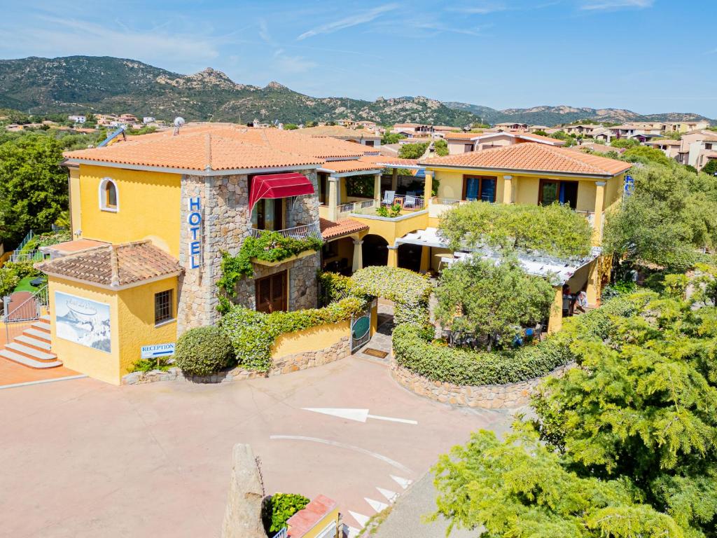 圣特奥多罗卢皮特艾里酒店的享有带庭院的房屋的空中景致