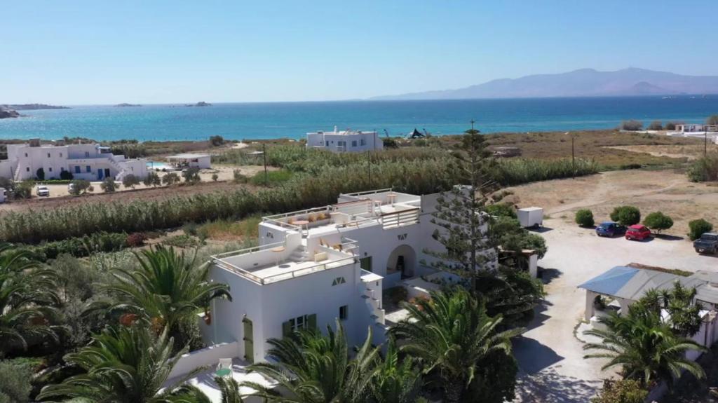 布拉卡Studios Vrettos Beachfront Hotel的海滩上白色房子的空中景色