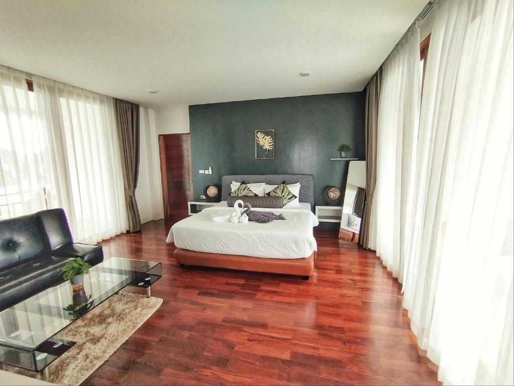 皮皮岛Phi Phi Mountain Beach Resort SHA Certified的一间大卧室,配有一张床和一张沙发