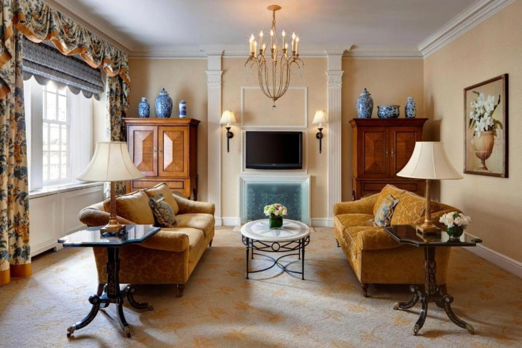 纽约纽约皮埃尔泰姬酒店的客厅配有两张沙发和一台电视机