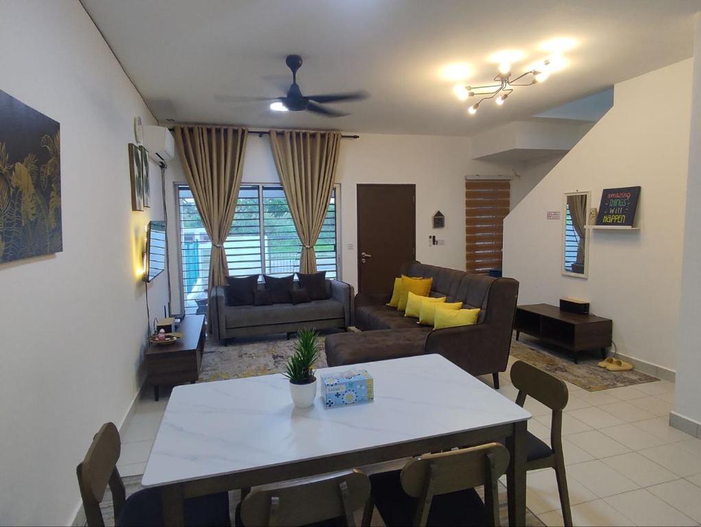 万津Homestay Banting Selangor的客厅配有桌子和沙发