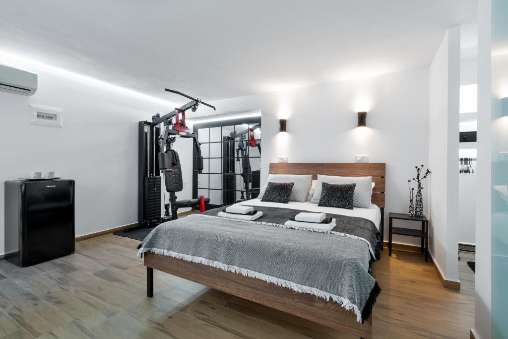 雅拉尼奥Santy Villa的一间卧室设有一张大床和一个大镜子