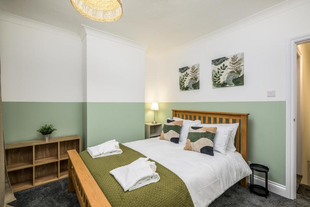 凯特林Vale House By EDEN Accommodation - 2 Bedroom Whole House, Sleeps 4 - NEWLY RENOVATED的一间卧室配有带白色床单和枕头的床。