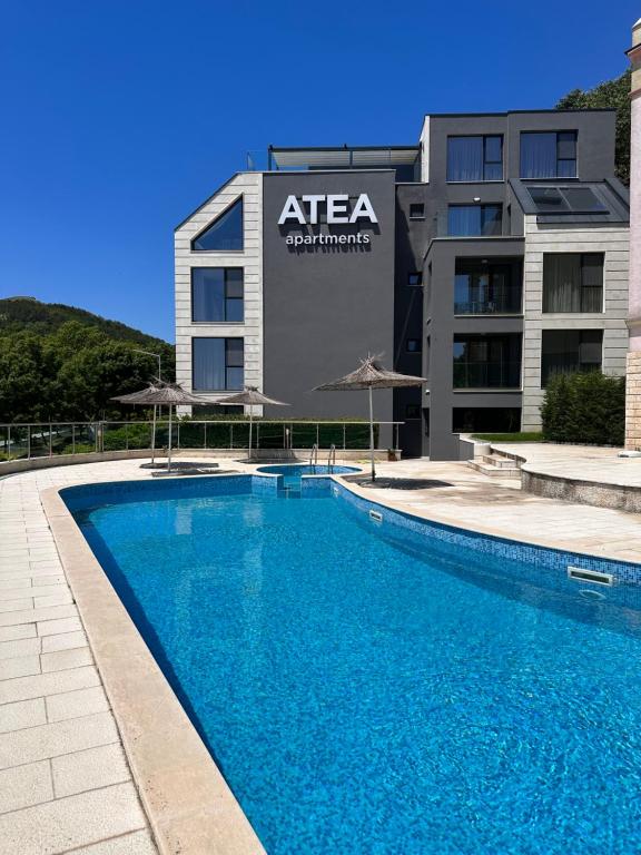 卡瓦尔纳ATEA Apartments的大楼前的大型游泳池