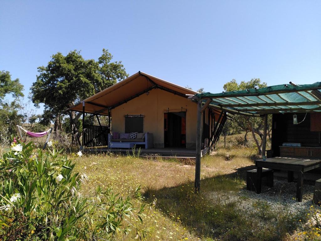 圣路易斯Eco Glamping Portugal Nature Lodge的野外帐篷,配有野餐桌