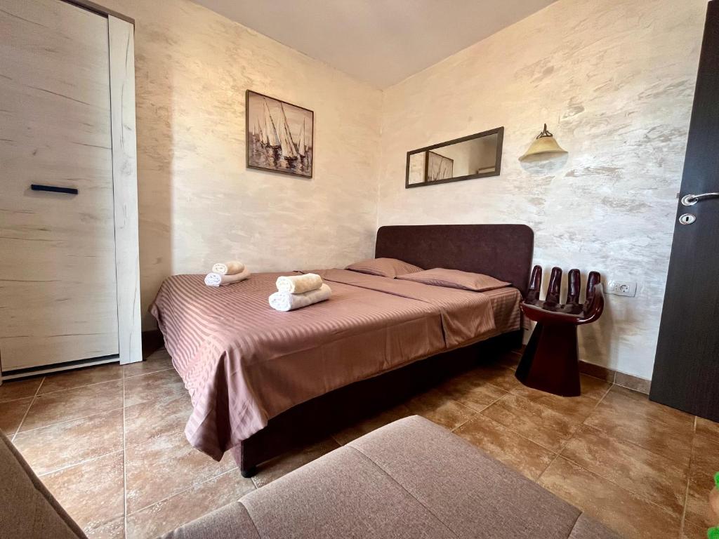克拉西奇Apartments Obradovic的一间卧室,配有一张带两个泰迪熊的床