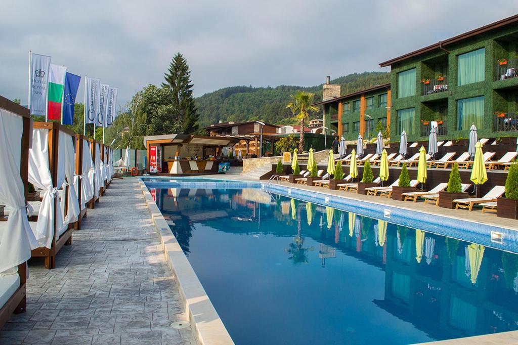 韦林格勒Мия 2 Deluxe Royal Spa的一个带躺椅的游泳池和一间酒店