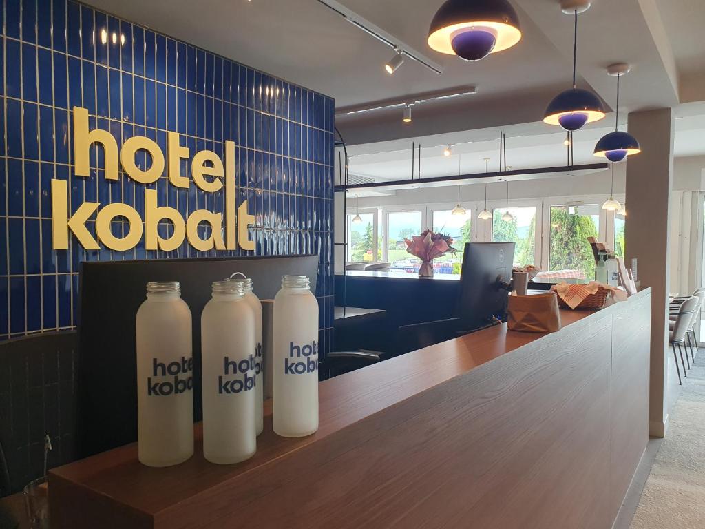 伊帕尼Best Western Hotel Kobalt的坐在桌子上一排奶瓶