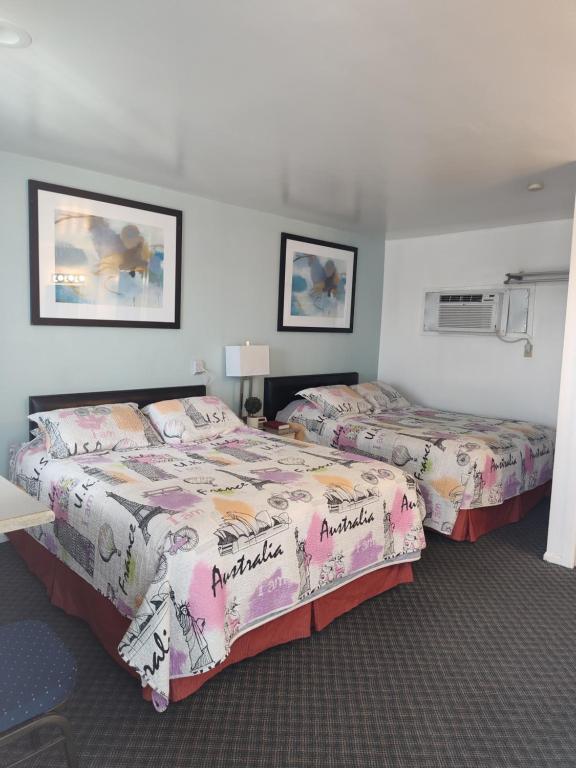 卡农城Colorado Inn Motel的一间酒店客房,房间内设有两张床
