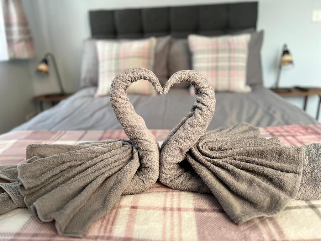 霍利Dana’s bungalow的床上的两条心形毛巾