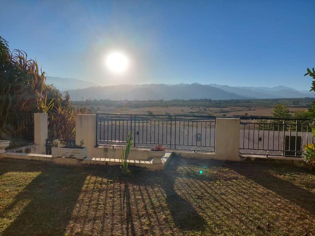萨尔塔Casa Bella Vista的享有带太阳的围栏的景色