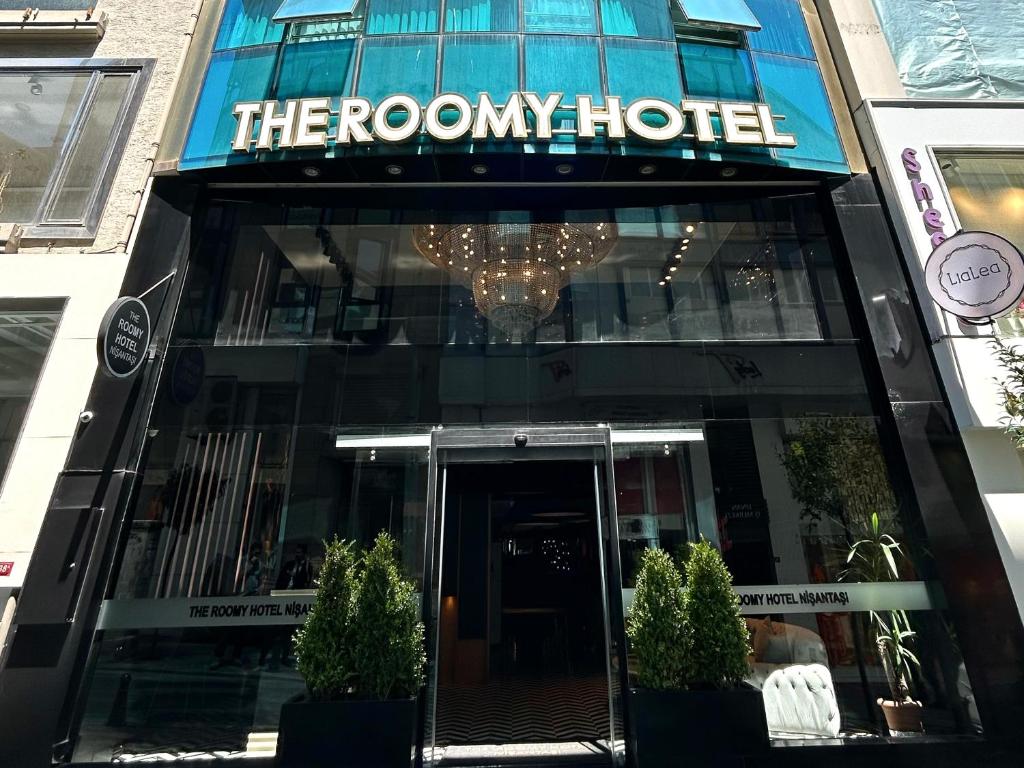 伊斯坦布尔The Roomy Hotel Nişantaşı的建筑前方有标志的酒店