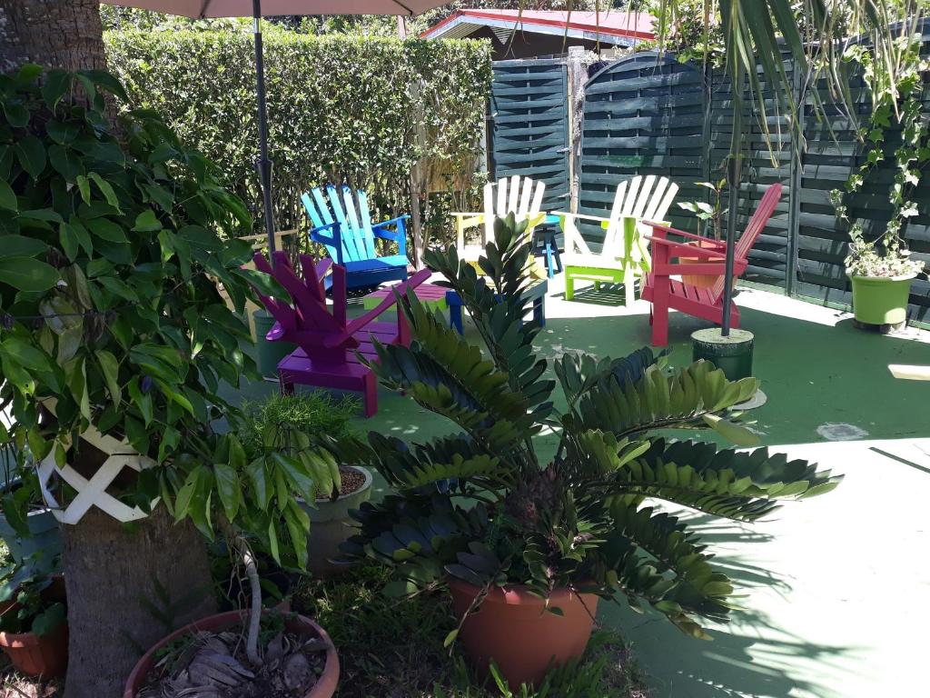 乌图罗阿提维皮特旅舍的花园里的几把五颜六色的椅子和植物