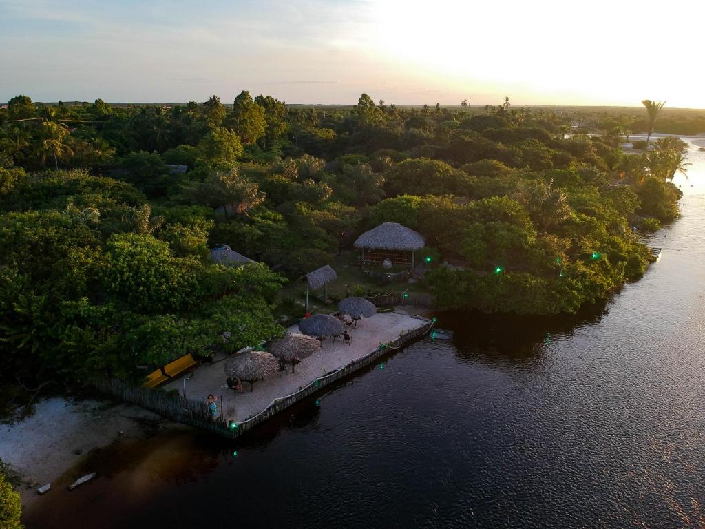 圣阿马鲁Ciamat Camp的水中岛上房屋的空中景观
