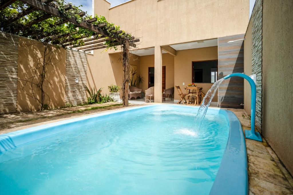 普雷亚Casa no PREÁ COM PISCINA !的一个带喷泉的游泳池