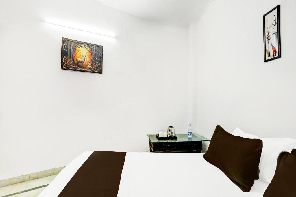 新德里Vikram singh的白色卧室配有床和桌子