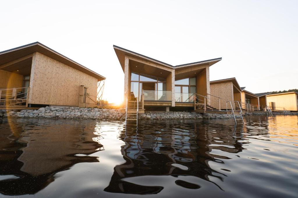 库奥皮奥Bella Lake Resort的水体上的房子