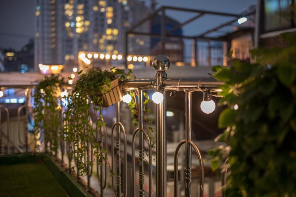 首尔Stay Hannam Foreigner only的城市街道上带植物和灯的栅栏
